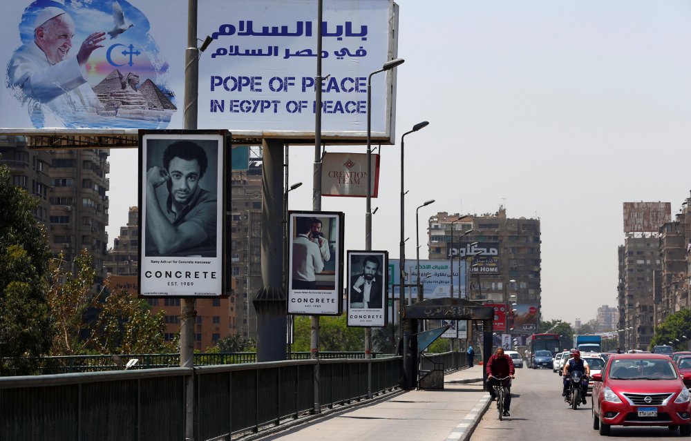 عبارة بابا السلام فى مصر السلام على لوحة إعلانية